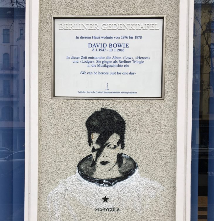 An Bowies Schöneberger Wohnhaus erinnert eine Gedenktafel an den berühmten Gast.