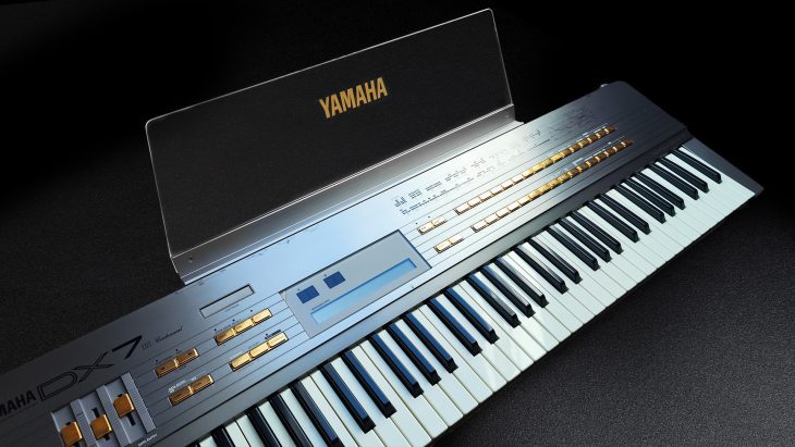 Glasklarer Notenständer Yamaha DX7II Centennial