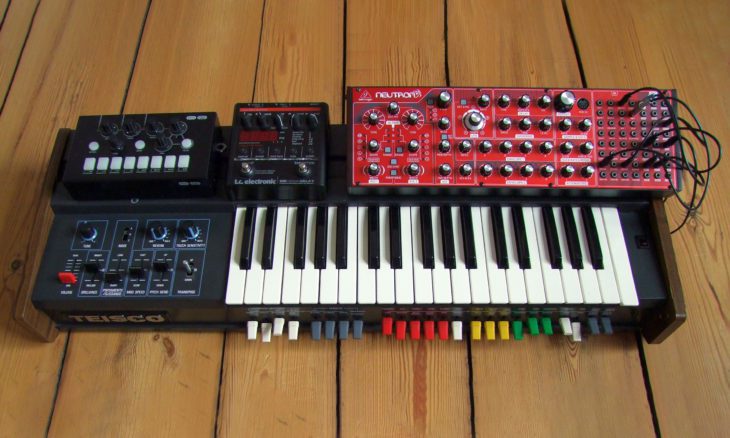 Teisco S100P Synthesizer mit Behringer Synthesizer