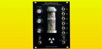 Eurorack Synthesizer mit Geigerzähler und Uranerz