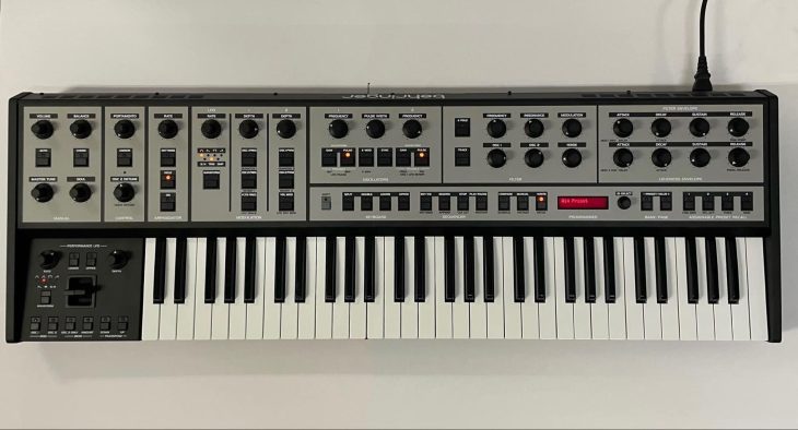 behringer ub-x synthesizer top