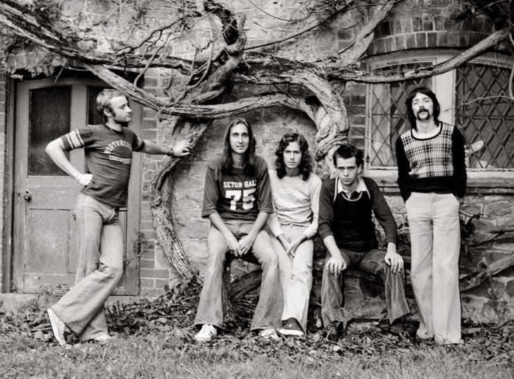 Genesis in Headley Grange: Von links nach rechts Phil Collins, Mike Rutherford, Tony Banks, Peter Gabriel und Steve Hackett. 