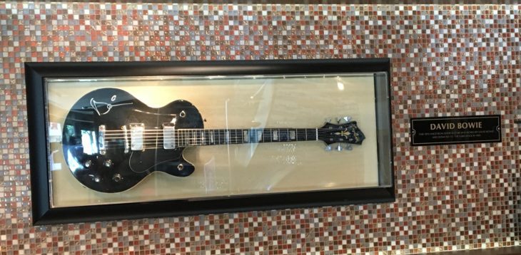 Diese Hagström-Gitarre aus dem Besitz David Bowies , wird im Hard Rock-Café am Berliner Ku'damm gezeigt.