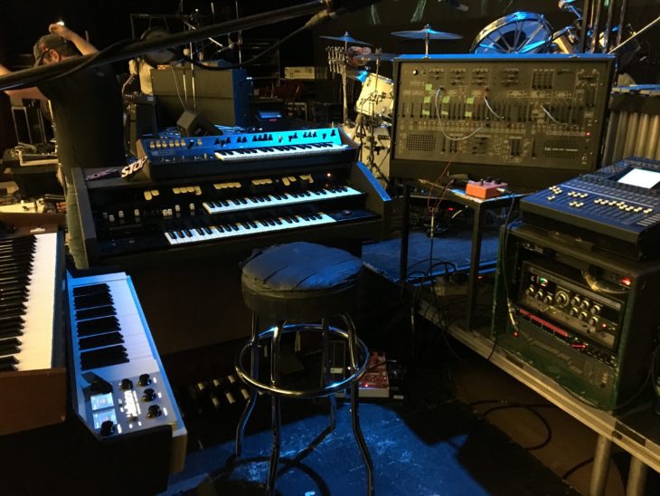 Das Keyboardrig der Genesis-Tribute-Band "Musical Box" ähnelt stark dem Set von Tony Banks: Hammond-Orgel, Mellotron, ARP Pro Soloist. Das Klavier allerdings ist hier ein Pianet T und kein RMI. Und den großen ARP 2600 setzt Tony erst später ein.