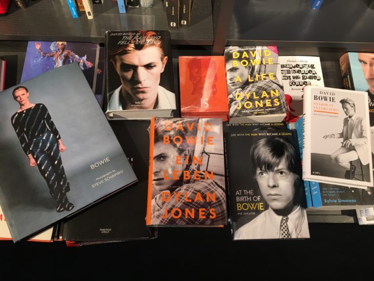 Bowie und kein Ende - eine Auswahl von Büchern über ihn im Berliner Kulturkaufhaus Dussmann.