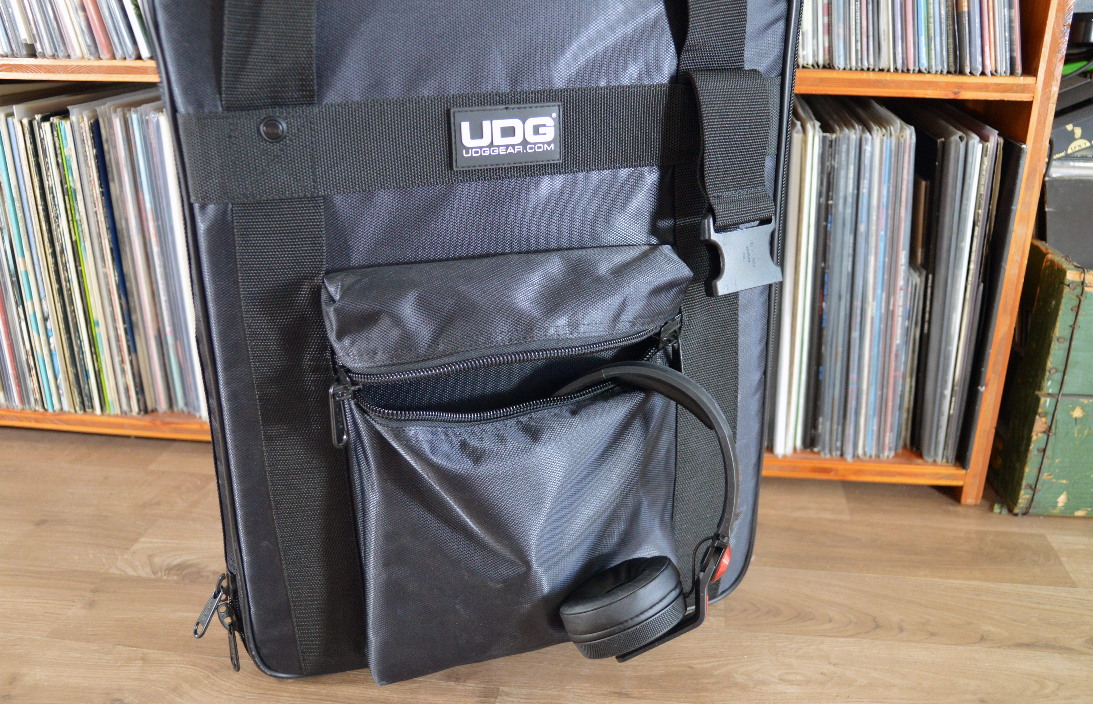 Test: UDG CD Player Mixer Bag Large MK2, DJ-Bag - AMAZONA.de