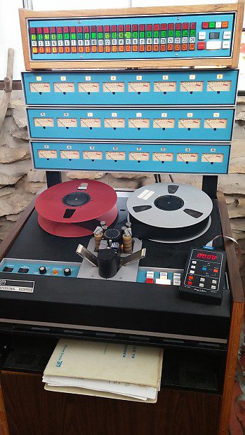 Eine M3 M79 Tonbandmaschine mit 24 Spuren aus dem Jahr 1975., die kürzlich auf Reverb für über 7..000 $verkauft wurde.