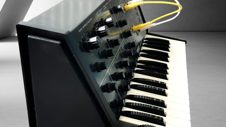 Korg MS-10 Synthesizer in der Seitenansicht
