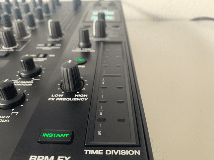 Das Y-Pad des Denon X1850 Prime 4-Kanal DJ-Mixer.