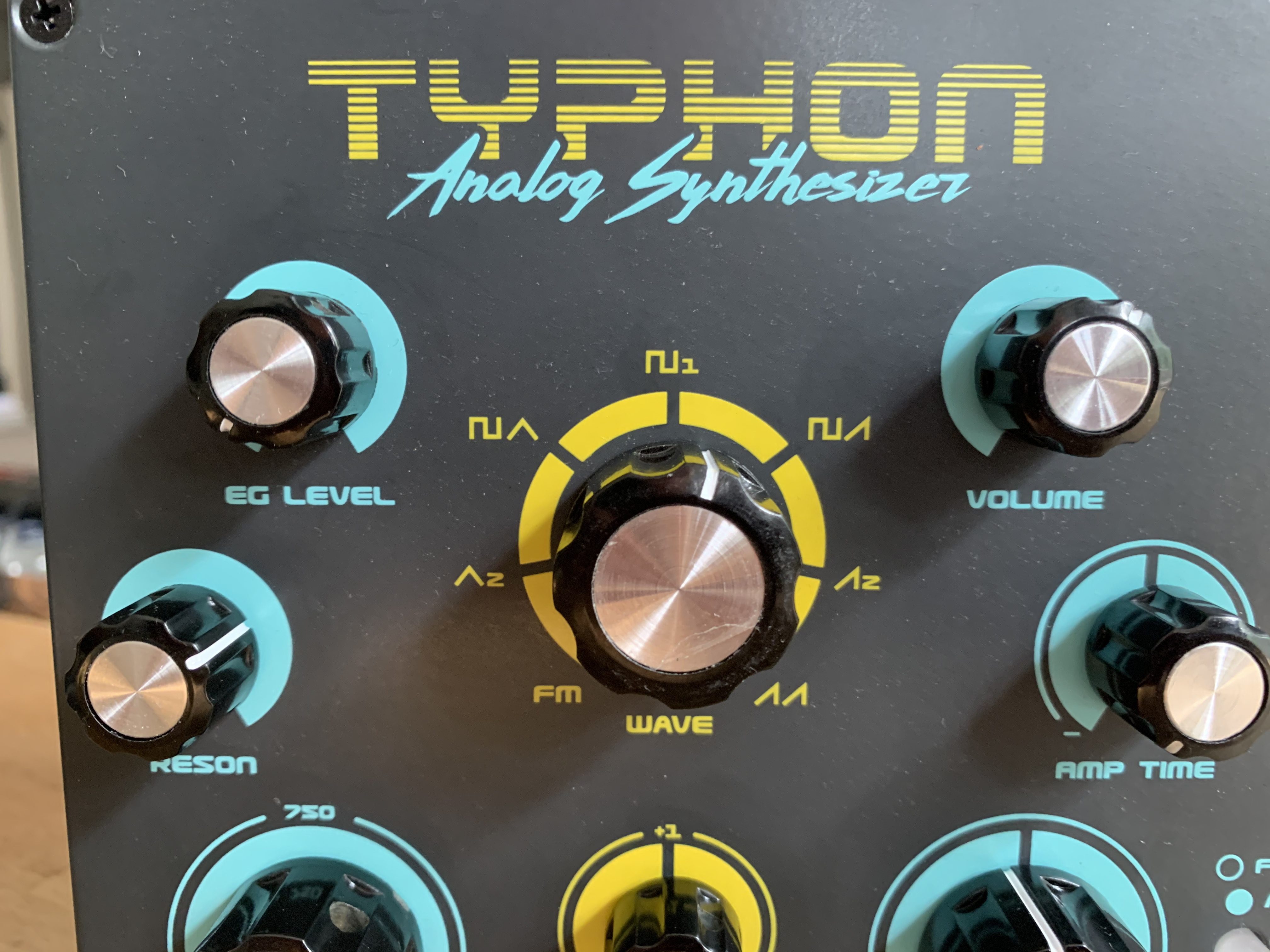 Test: Dreadbox Typhon, Analog Synthesizer mit Effekten - AMAZONA.de