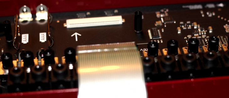 Teenage Engineering Pocket Operator Modular POM16 Touchkeyboard Sequencer Userbild Detailbild Flachbandkabel und Buchse