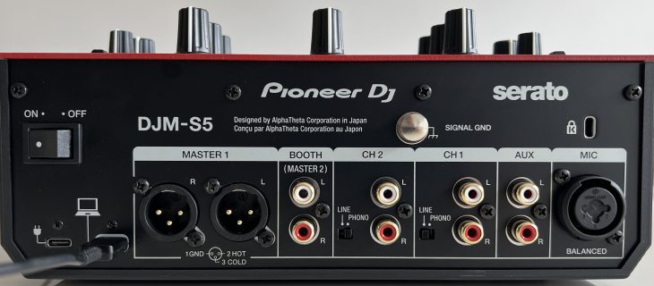 Die Rückseite vom Pioneer DJM-S5