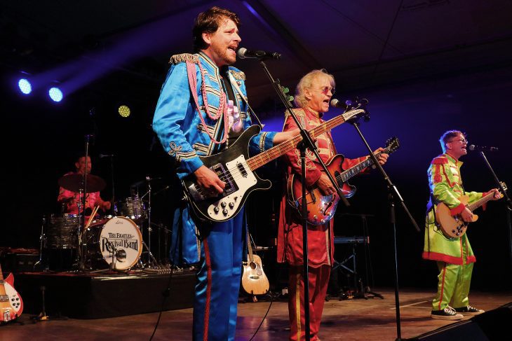  Beatles Revival Band in farbigen Outfits