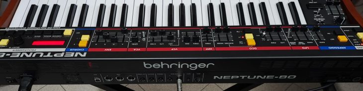Behringer Neptune-80, polyphoner Synthesizer (Roland Juno-60)