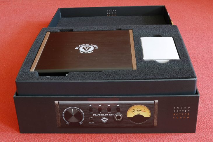 Der Black Lion Audio Auteur DT ist von der Grundfläche etwas kleiner als ein Mac Mini, dafür etwas höher und wiegt etwa 1,13 kg. Er ist somit auch für viel-reisende Tonmenschen geeignet, die sich gleich über die hochwertige Verpackung freuen können, da sie sich als Transportbox durchaus gut eignet.