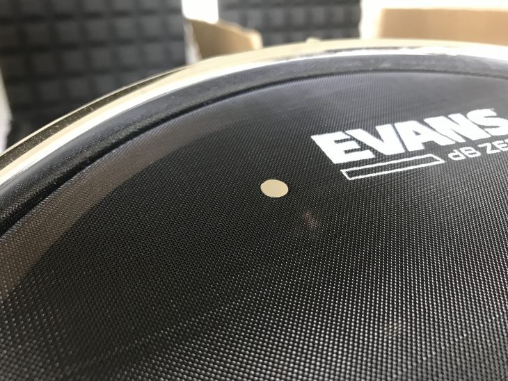 Evans Sensory Percussion Sound System Pickup Element auf dem Fell