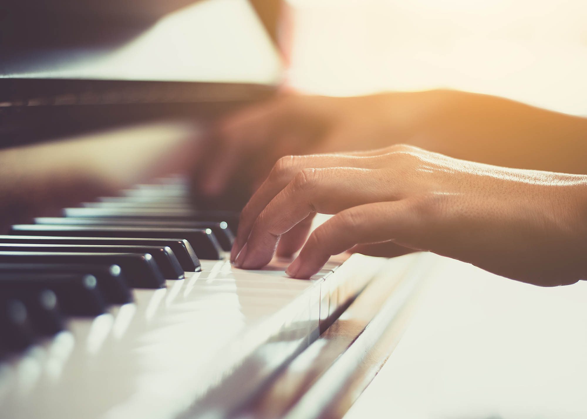 Wie lernt man Klavierspielen? Lehrer oder Online-Kurs?