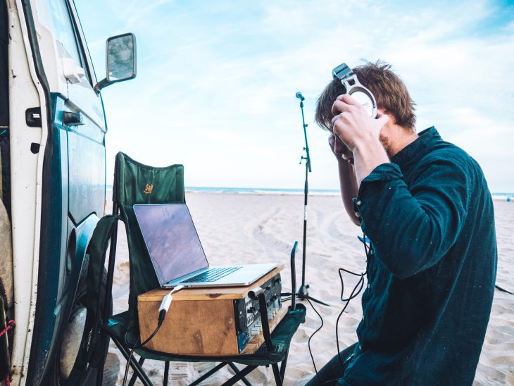 Marten Berger @smellslikevanspirit bei einer Audio-Aufnahme am Strand