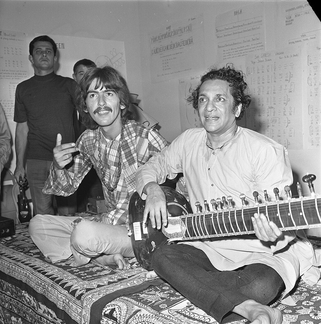 George Harrison 1967 mit Ravi Shankar (Wiki CC BY SA 4.0)
