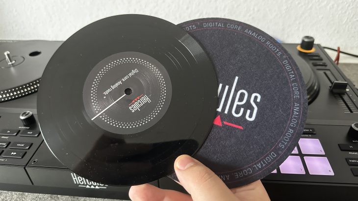 Vinyl und Slipmat des Hercules DJControl Inpulse T7