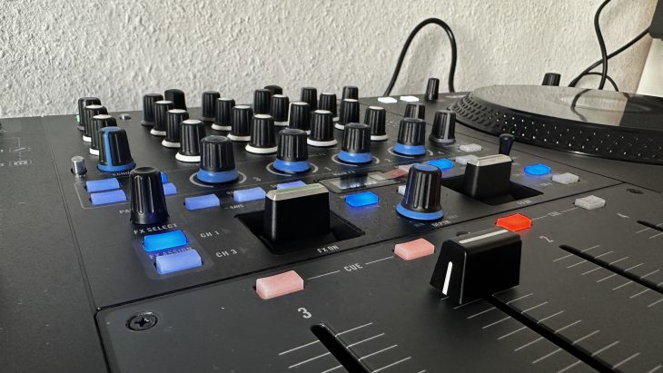 Test RANE FOUR, 4-Deck Controller für Serato DJ
