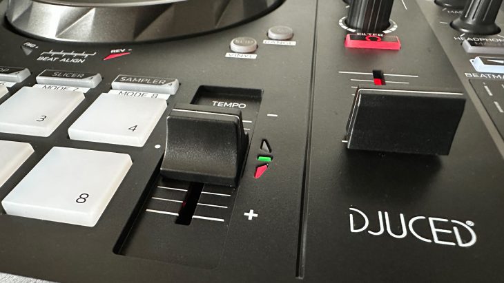 Die Beat Align LEDs beim Pitch Fader des Hercules DJControl Inpulse 300 MK 2