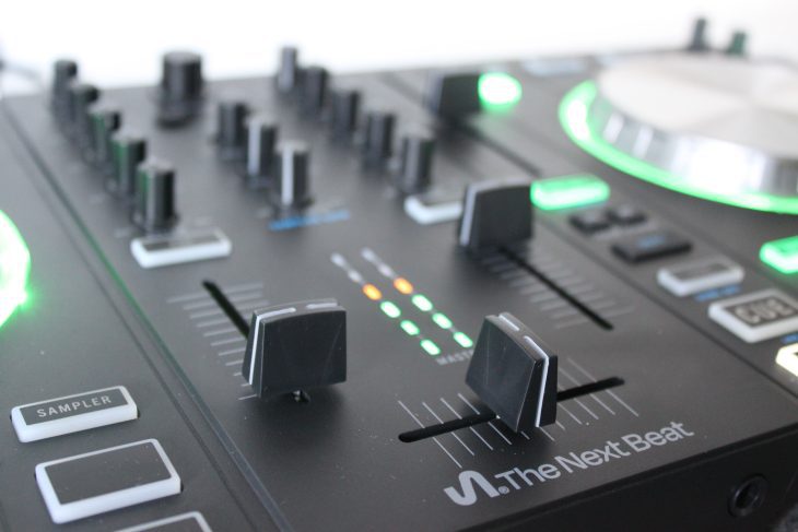 Die Mixer Sektion vom The Next Beat DJ Controller by Tiesto