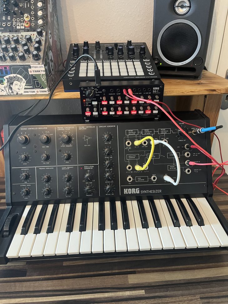 Korg MS-10 Synthesizer mit angeschlossenem Sequenzer