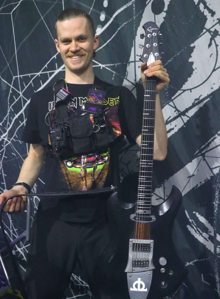 Jooris zeigt die zweite Gitarre von Pi