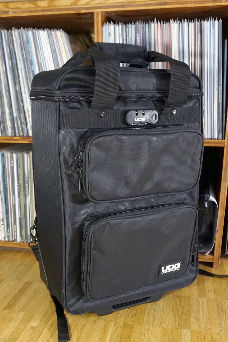 UDG Producer Backpack Trolley von der Frontseite mit den Außentaschen