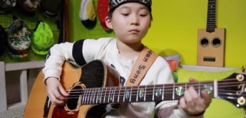 Talent: 8-Jähriger Gitarrenspieler