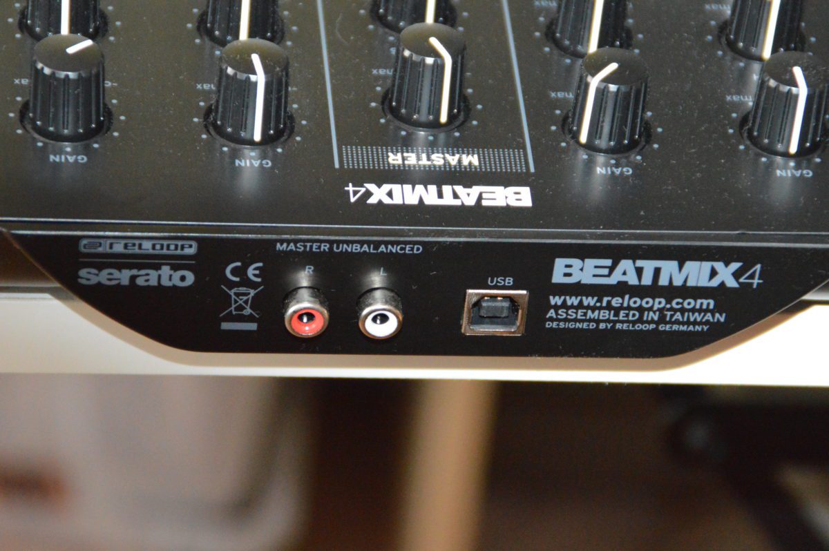 Reloop Beatmix 4 - Auch hinten sitzt alles zentral