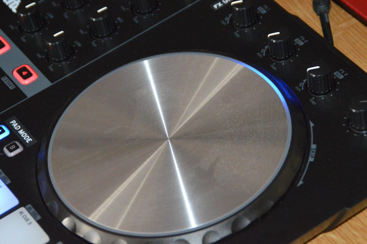 Reloop Beatmix 4 - Ein LED-Kranz zeigt Song- oder Looppositionen an