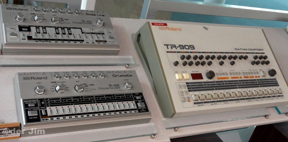 24 Roland TR-909 TB-303