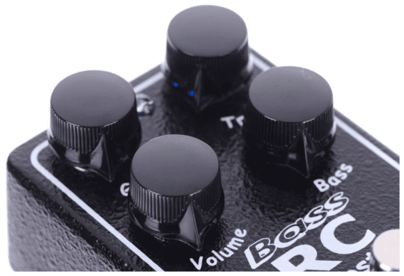 Schwarz auf schwarz: Die Reglereinstellungen des Xotic Bass RC Booster sind schwer zu erkennen