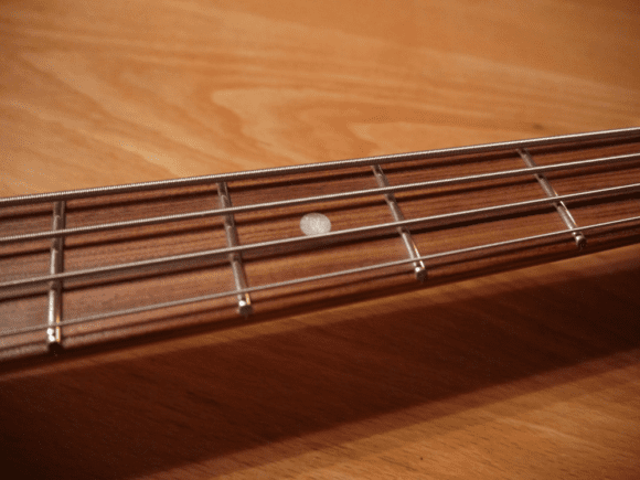 Perfektion: Ein Blick auf die Bundierung des G&L Savannah Collection Asat Bass 