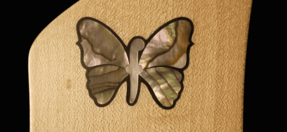 Hübsch: Schmetterlingsinlay aus Abalone auf der Kopfplatte
