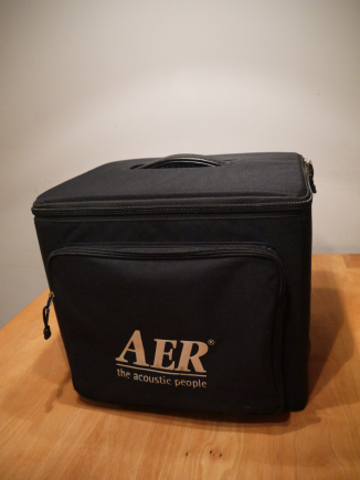 Transportfreundlich dank Ledergriff und dick gepolsterter Tasche: der AER Amp One